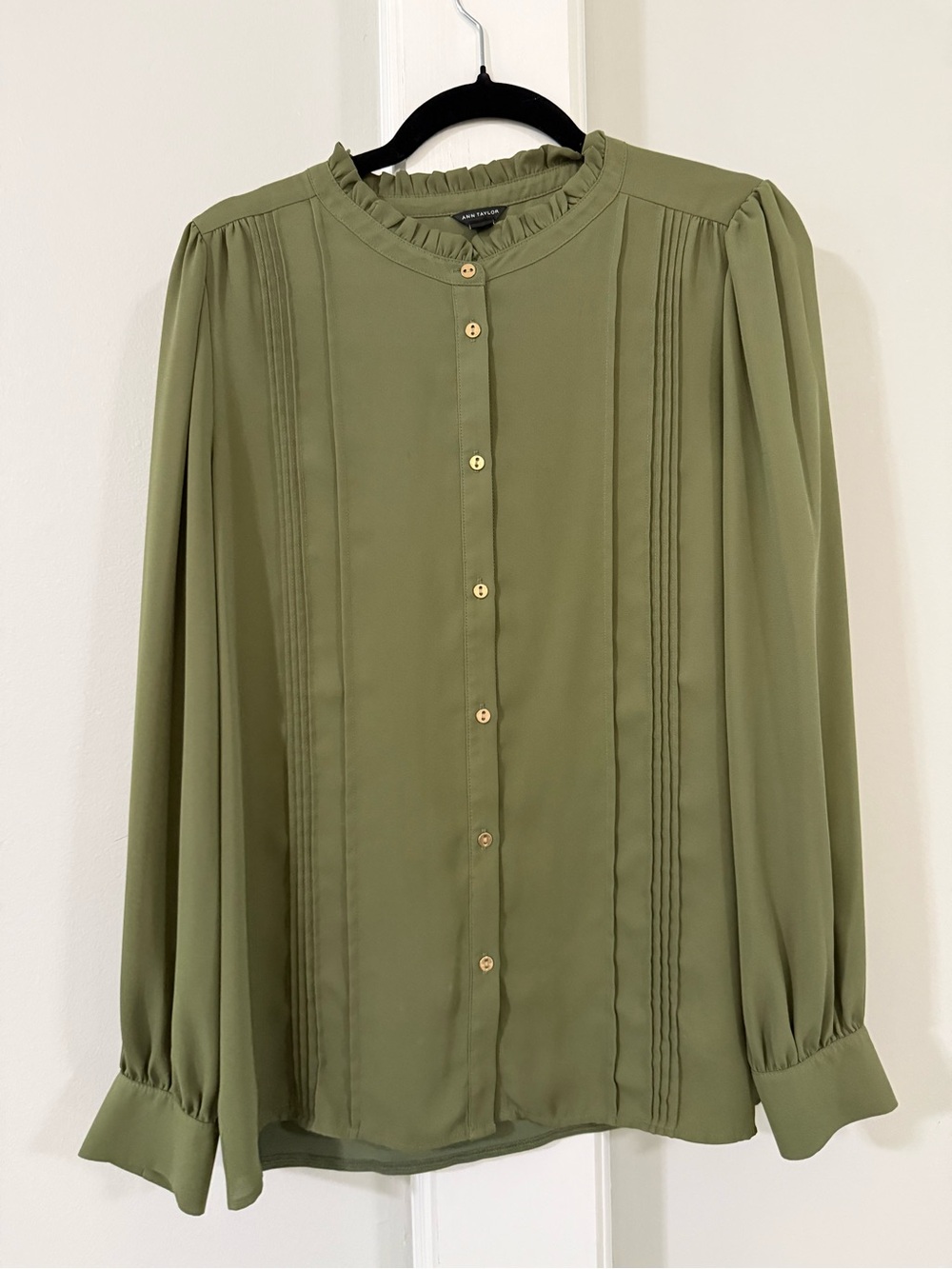 Ann Taylor Her Green Pintuck Ruffle Collar Button-Up Blouse